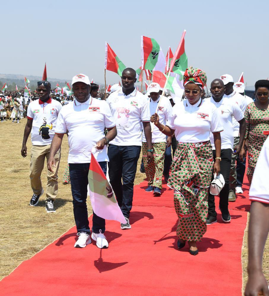 Burundi1stLady's tweet photo. #Burundi:  C’était une immense joie pour moi d’être aux côtés du Chef de l’Etat SE Evariste #Ndayishimiye, à Gasorwe en @MuyingaProvince, pour soutenir les jeunes de notre parti @CnddFdd dans la célébration de “#ImbonerakureDay”, 5ème édition. https://t.co/GhIPDXLWXT