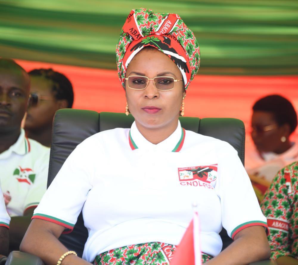 Burundi1stLady's tweet photo. #Burundi:  C’était une immense joie pour moi d’être aux côtés du Chef de l’Etat SE Evariste #Ndayishimiye, à Gasorwe en @MuyingaProvince, pour soutenir les jeunes de notre parti @CnddFdd dans la célébration de “#ImbonerakureDay”, 5ème édition. https://t.co/GhIPDXLWXT