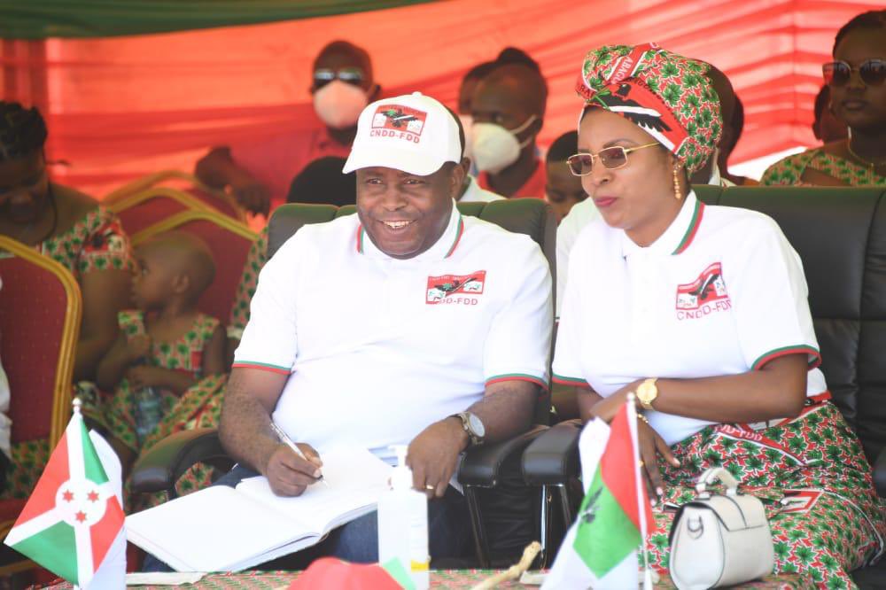 Burundi1stLady's tweet photo. #Burundi:  C’était une immense joie pour moi d’être aux côtés du Chef de l’Etat SE Evariste #Ndayishimiye, à Gasorwe en @MuyingaProvince, pour soutenir les jeunes de notre parti @CnddFdd dans la célébration de “#ImbonerakureDay”, 5ème édition. https://t.co/GhIPDXLWXT