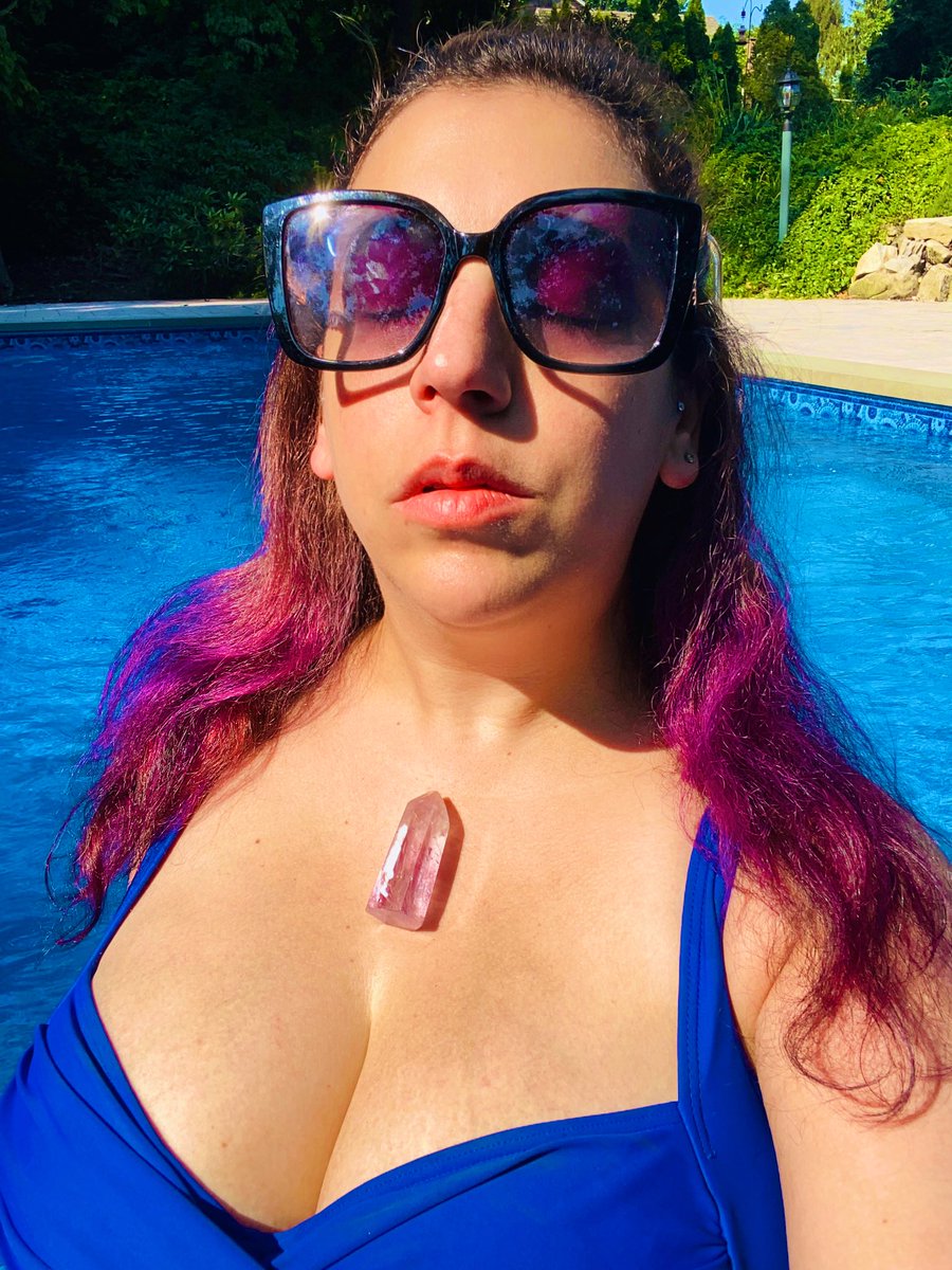 jessieroro13's tweet photo. Now that Only Fans is back to allowing sexual content, I think it’s time to start my account where I do psychic readings while trying on bathing suits. I’m not sure there’s a market for it but it feels very on brand for me. https://t.co/0SoLjGaUey