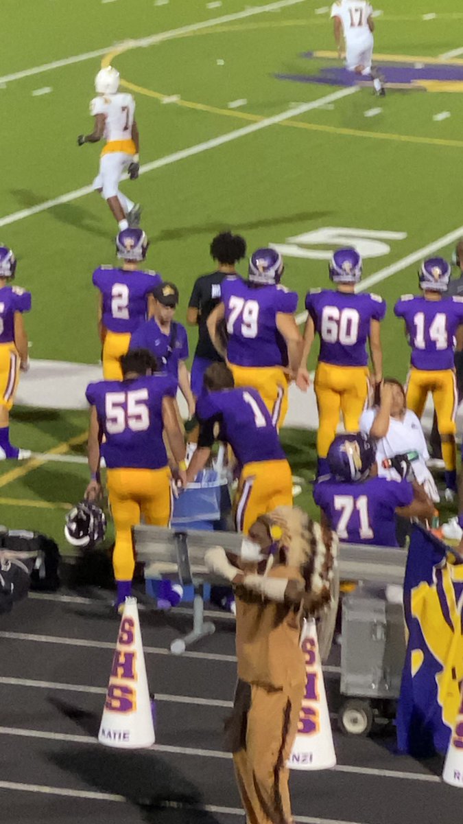 Michaellewis000's tweet photo. Ole @vixtormaxias  #55 helping out his teammate @ColbyLewis0  #1 clear his stomach! That’s Love! https://t.co/5Jdb92w9mf