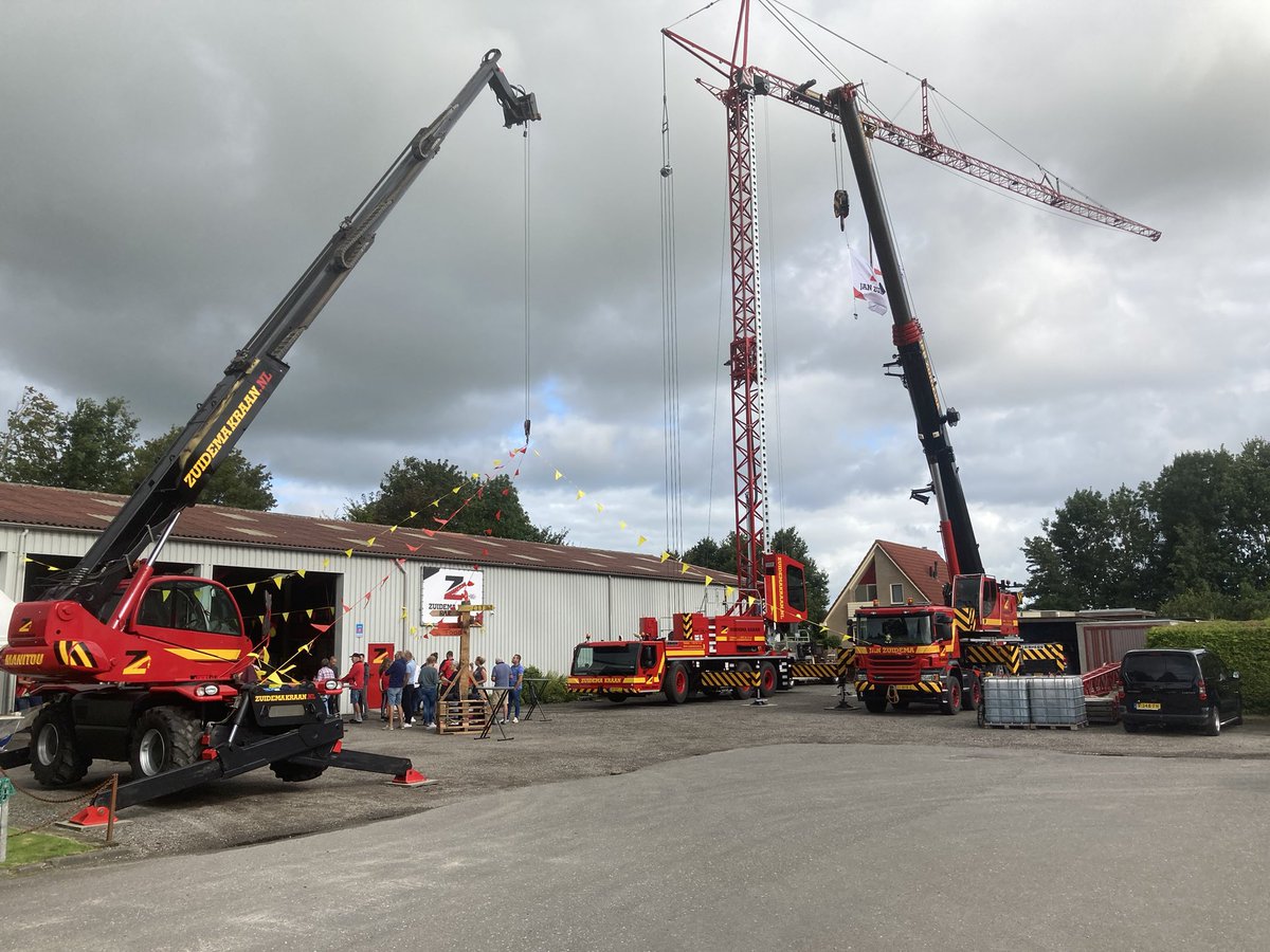 Gisteren een zeer geslaagde borrel gedaan met vaste klanten, familie en vrienden. We hebben geproost op de komst van onze verreiker en uiteraard de nieuwe #liebherr MK 73 🍻🍾🐟🍔