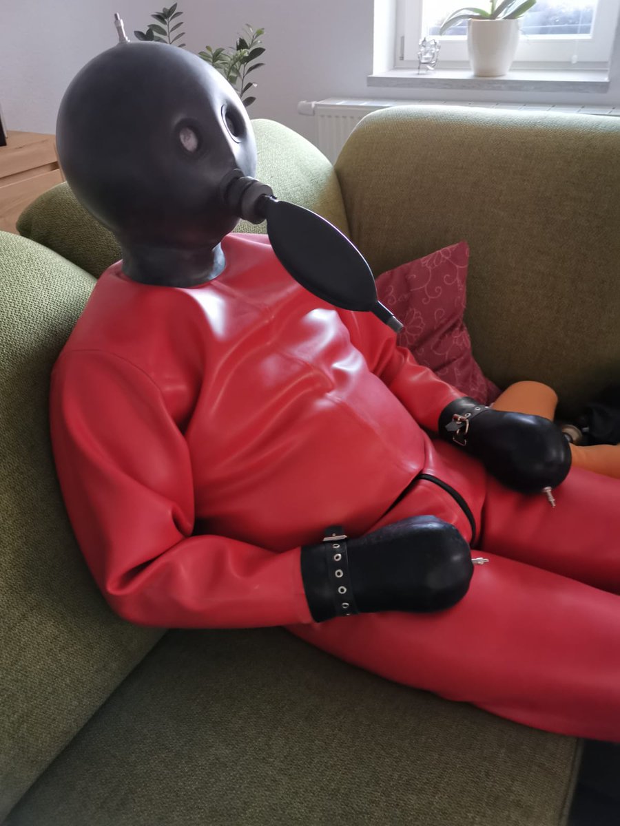Der Gummitag in Ganzanzug, Kugelmaske und Fesselhansche dürfte nie enden 🤗