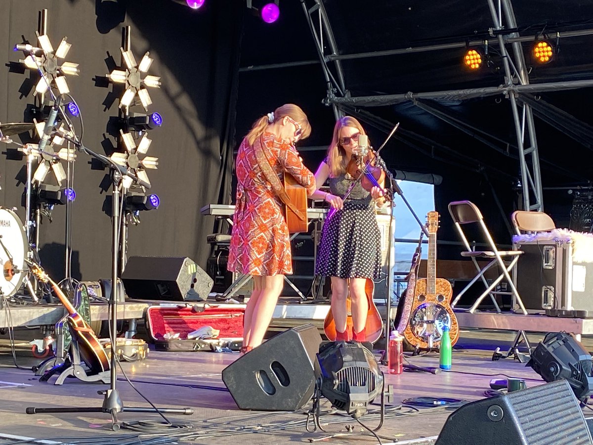 The <a href="/Carrivicks/">Carrivick Sisters</a> easing us into Saturday night on the Skylark stage ❤️

Glorious.

#shrewsfolk