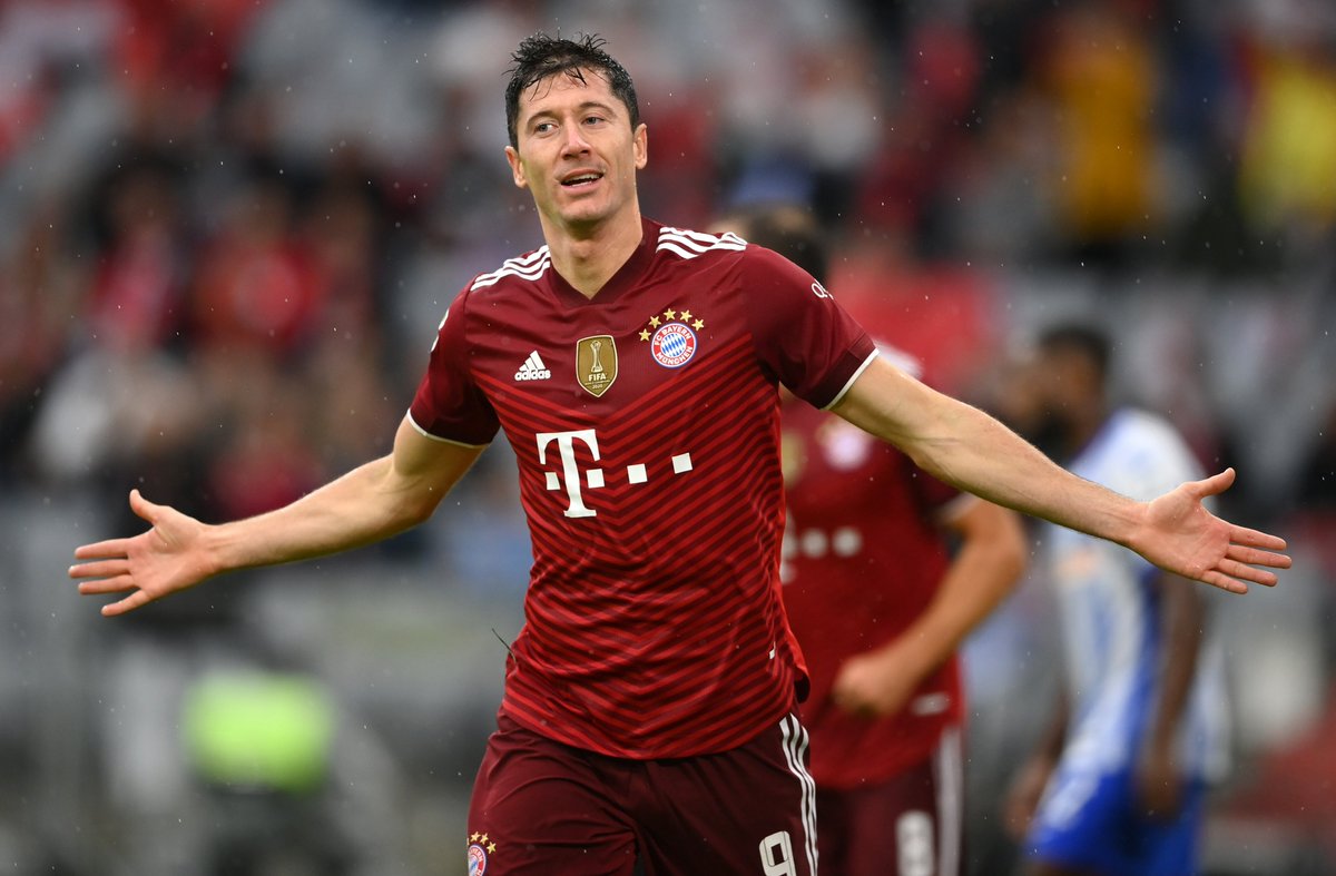 ChampionsLeague's tweet photo. Robert Lewandowski equals Gerd Müller's Bayern record of scoring in 16 consecutive games for the club. 👏👏

#UCL https://t.co/MrdsEEjGXN