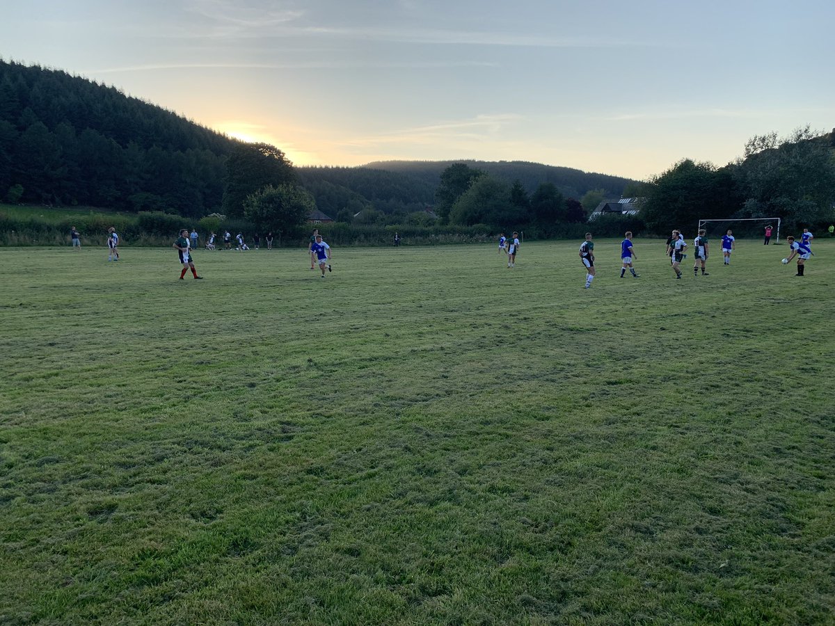 FishingLadsFC's tweet photo. With the sun setting the Barbarians make it 3-1. The fishing ladz beer bellies not helping the cause #uptheladz #blowing ⚽️🎣 https://t.co/RPu1hX2HCf