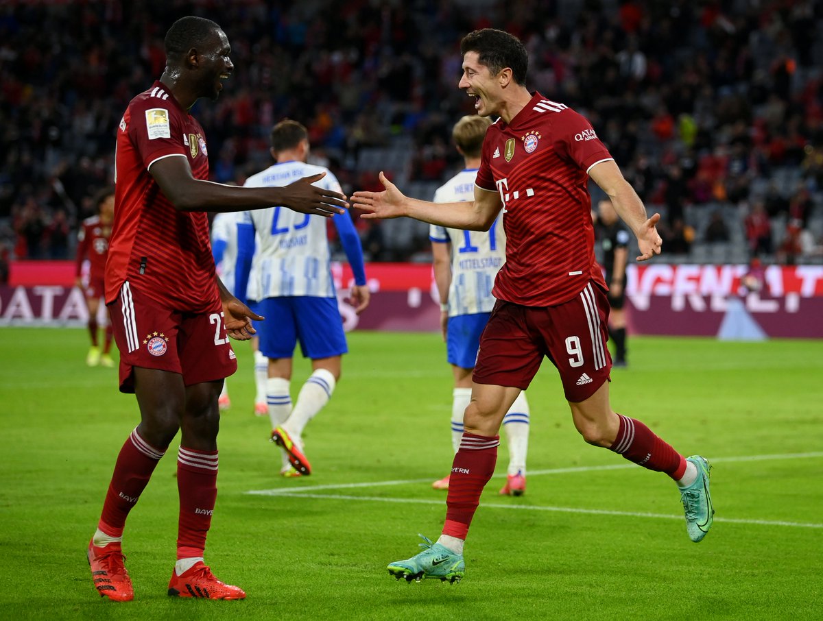 ChampionsLeague's tweet photo. Robert Lewandowski equals Gerd Müller's Bayern record of scoring in 16 consecutive games for the club. 👏👏

#UCL https://t.co/MrdsEEjGXN
