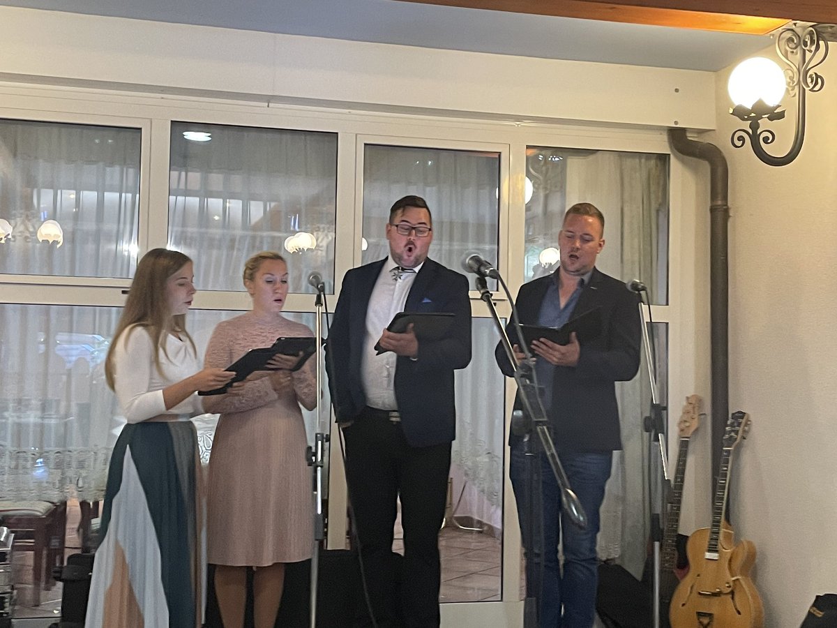 ANJABAHZIBERT's tweet photo. Številni nastopajoči iz različnih koncev Dolenjske so danes poskrbeli, da je druženje Dolenjsko-belokranjske regije SDS potekalo v res sproščenem in prijetnem vzdušju. @strankaSDS @Janez_Mezan @Bojan_Kekec @franci_kepa #prepih https://t.co/QSx7ZQF9sm