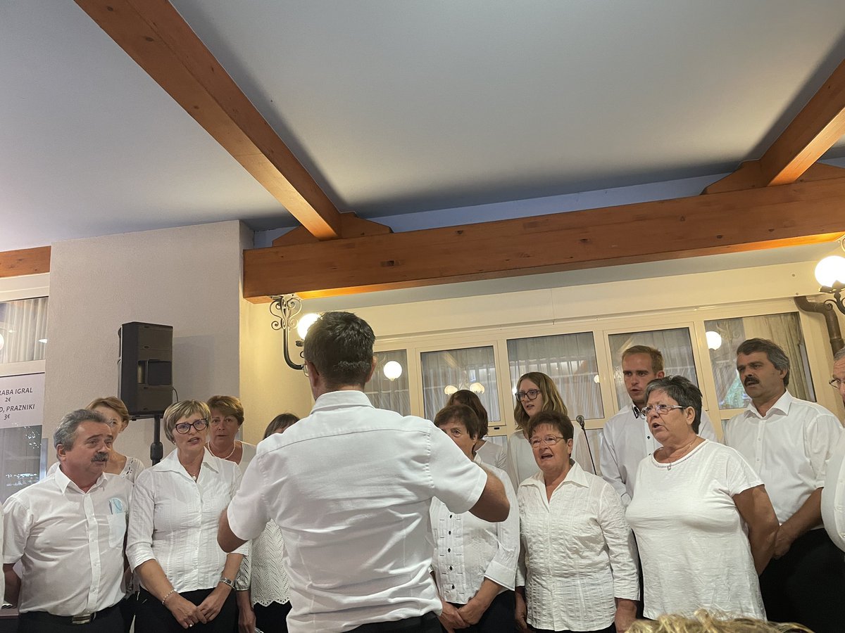 ANJABAHZIBERT's tweet photo. Številni nastopajoči iz različnih koncev Dolenjske so danes poskrbeli, da je druženje Dolenjsko-belokranjske regije SDS potekalo v res sproščenem in prijetnem vzdušju. @strankaSDS @Janez_Mezan @Bojan_Kekec @franci_kepa #prepih https://t.co/QSx7ZQF9sm