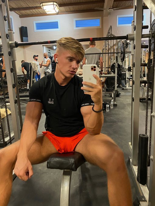 Can I sit on your face instead? https://t.co/i3owqlK51h https://t.co/KqLUkEe5IQ<a href="/tag/newprofilepic"class="tags"><span>#newprofilepic</span></a>