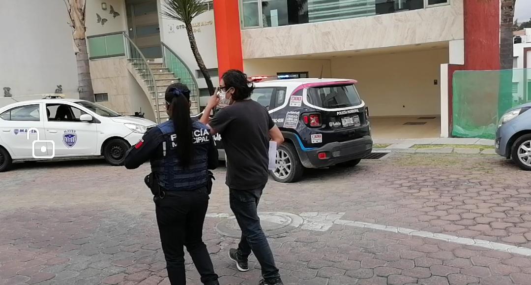 gabrielagarmuz's tweet photo. @LourdesRMtz @RiveraVivanco_ saben que Juan Velázquez Villar, director de seguridad privada de la empresa Maver y ex policía, sigue teniendo control de los elementos de la @SSC_Pue para intimidar a residentes del Fraccionamiento Lomas del Valle. https://t.co/ZKBOic2CO5