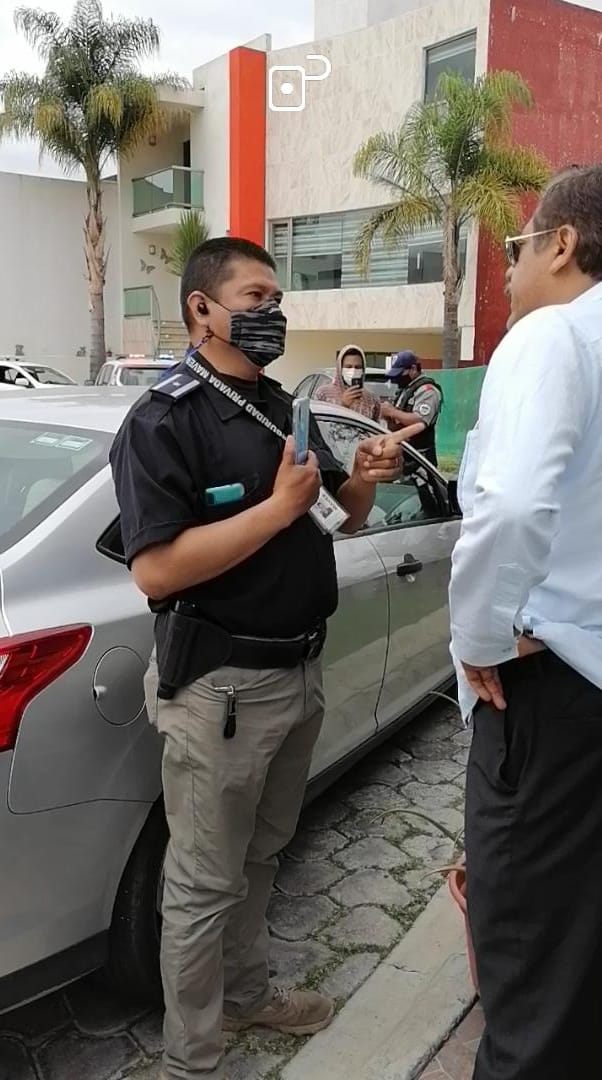 gabrielagarmuz's tweet photo. @LourdesRMtz @RiveraVivanco_ saben que Juan Velázquez Villar, director de seguridad privada de la empresa Maver y ex policía, sigue teniendo control de los elementos de la @SSC_Pue para intimidar a residentes del Fraccionamiento Lomas del Valle. https://t.co/ZKBOic2CO5