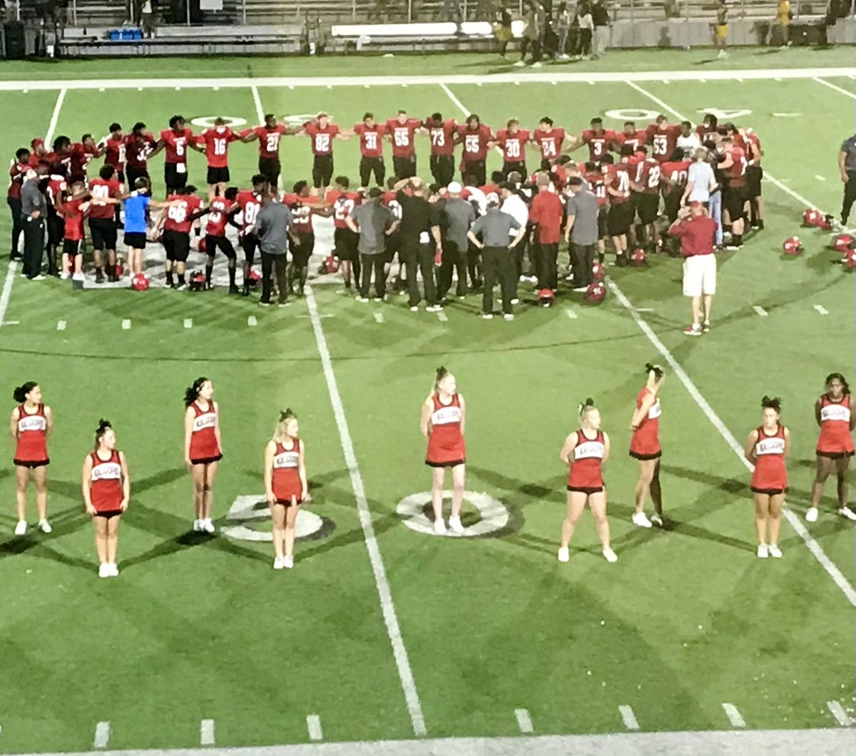 Joeyballgamejh's tweet photo. Kilgore Bulldogs meet around the 50-yard line at R.E. St. John Memorial Stadium in Kilgore, following their 21-7 win against Nacogdoches on Friday.
#K_Dogs #ETVarsity #ETFinalScore https://t.co/CPjI7YVIaR