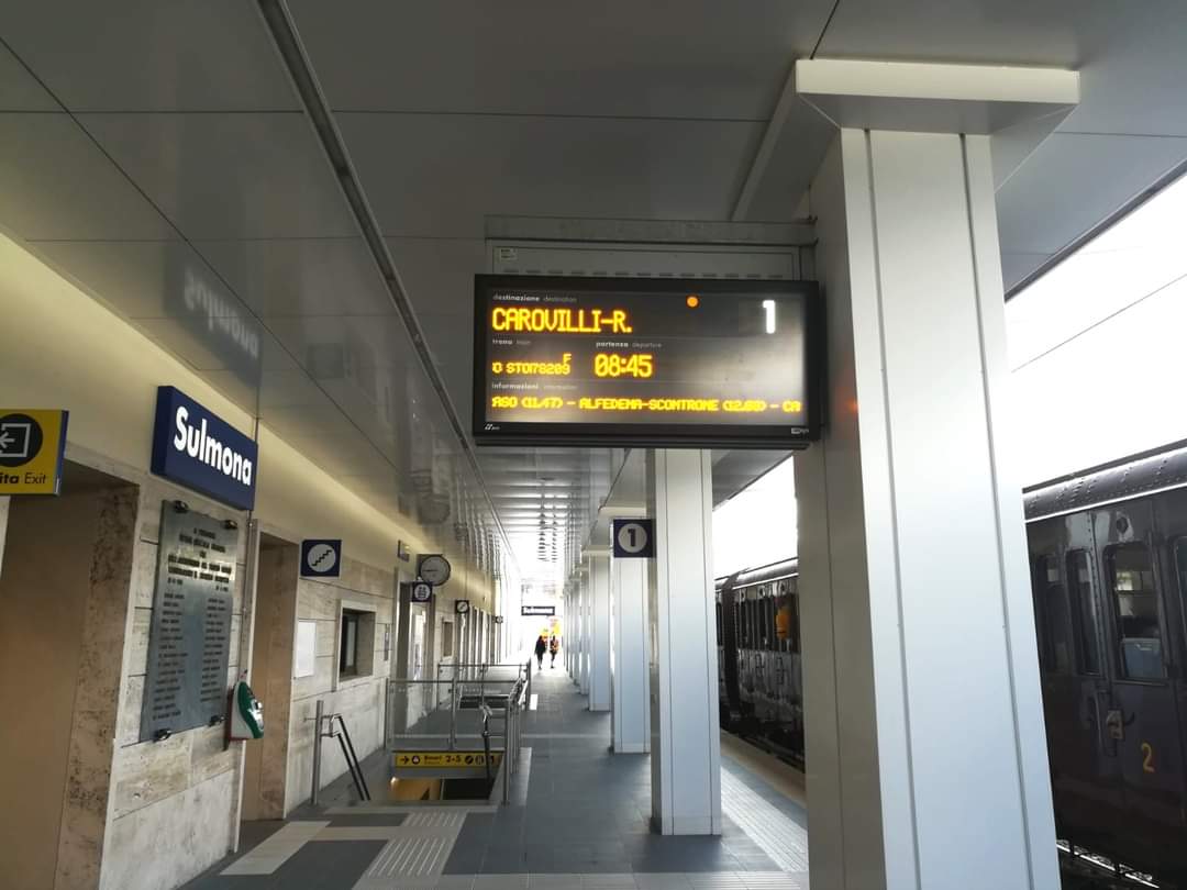 Piccole vittorie al binario 1.
Un tabellone che vale più di mille parole.
#nonperdiAMOquestotreno