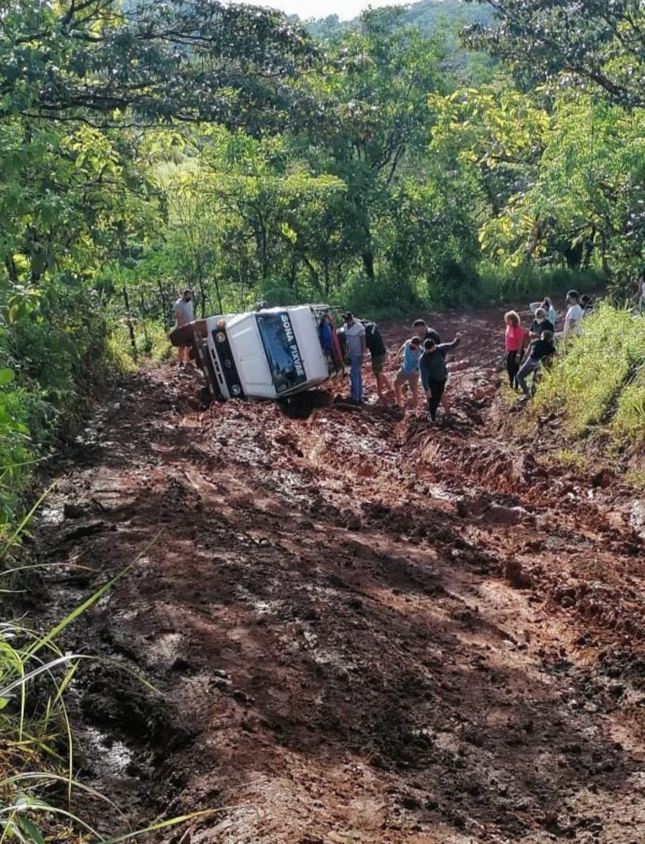 robertvanhoorde's tweet photo. Así se manejan nuestros campesinos , transporte de Soná a Pixvae , mientras el campesino debe hacer piruetas para sacar su producción o movilizarse a comprar o ir a la escuela, acá parece ser más fácil robarse el dinero , hay cosas que ya no tienen perdón sinceramente !!! https://t.co/ksIPxo9VlV