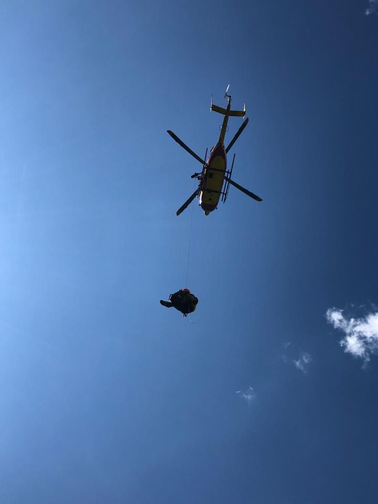 sdis_06's tweet photo. #Complementarite entre les sapeurs #pompiers du #groupe #montagne et #Dragon06 sur de multiples interventions liées à des activités de plein-air.
Restez vigilants et ne présumez ni de vos forces ni de vos capacités physiques.
📸 SDIS06
#NousSommesPompiers06 https://t.co/L3RDreK6Ov
