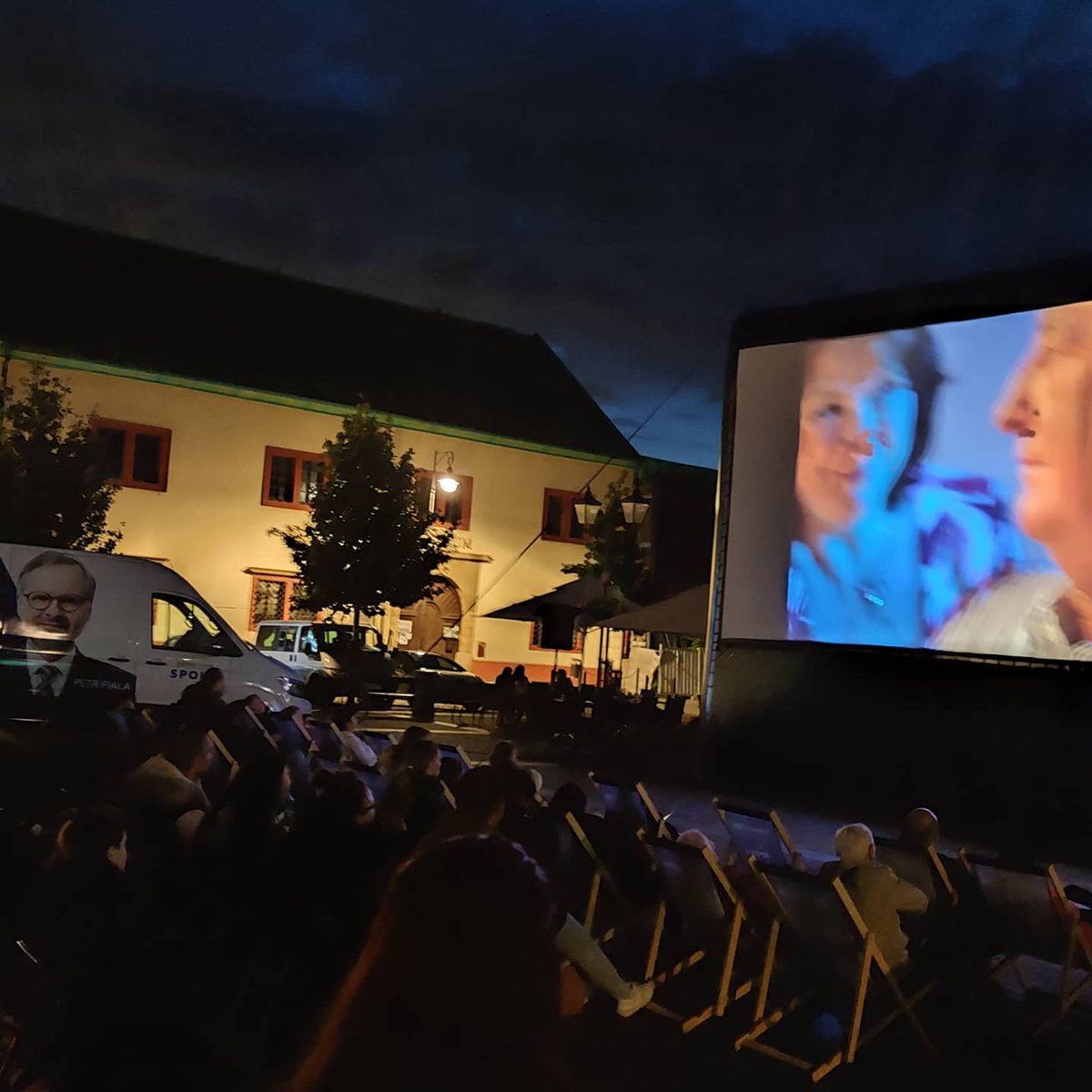TTstredocesky's tweet photo. Letní kino. Jsme rádi, že jsme v tomto chladnějším počasí v takovém počtu.
#JdemeVolit
#TOPtym https://t.co/xu5qBQmeqU