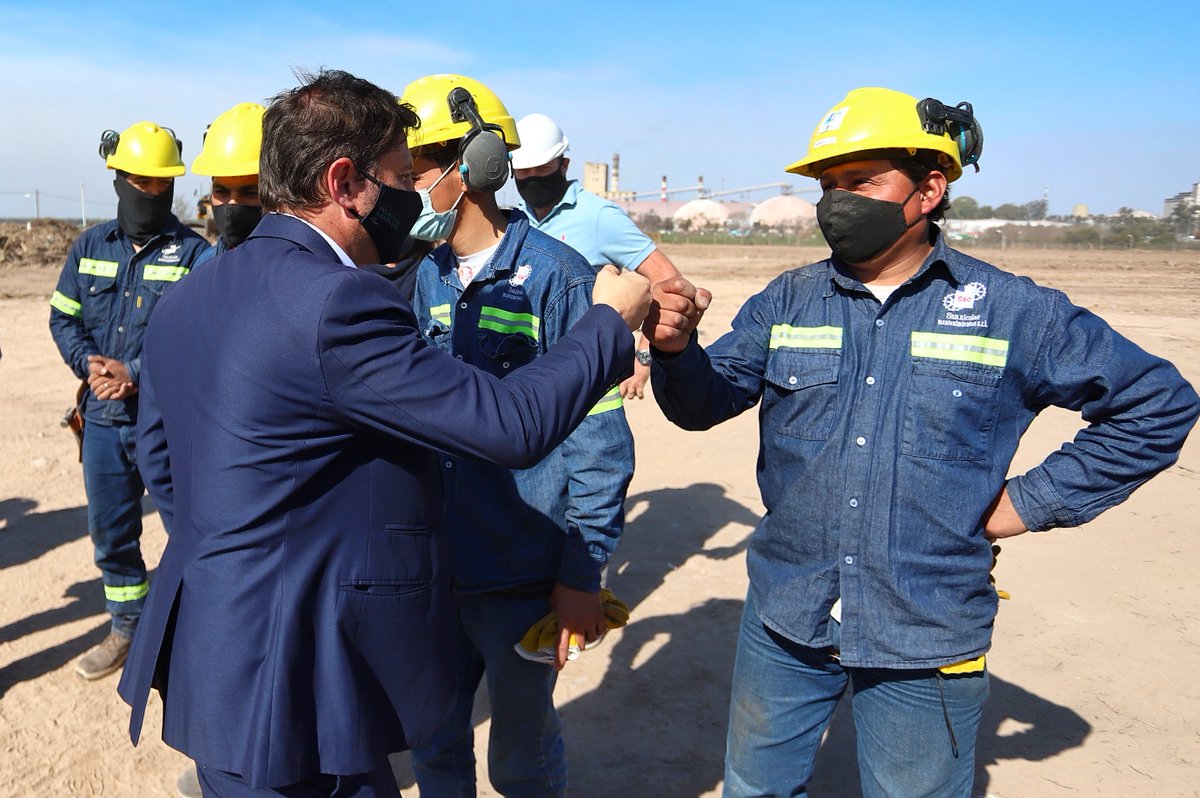 PuertoSN's tweet photo. El Gobernador de la Provincia recorrió el Puerto San Nicolás 🌞 
@Kicillofok realizó diferentes actividades con los trabajadores y visitó las obras que estamos llevando adelante para potenciar la capacidad de nuestra institución. https://t.co/xAreOZD42g