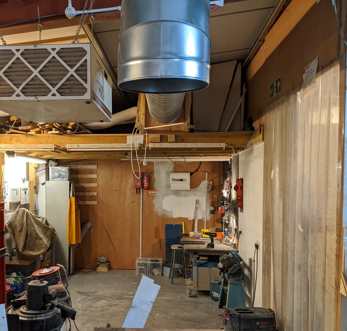 before and after ✨

the metal area will soon be 2x larger, ready for ambitious projects! 👩‍🏭

today we focussed on clearing and installing new ventilation ducting