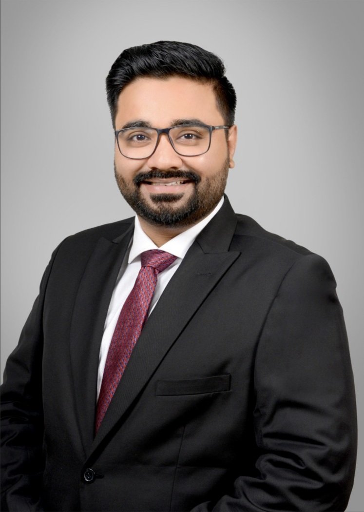 Hello #medtwitter,
My name is Shayan, IMG from Pakistan 🇵🇰. Excited to be applying into #InternalMedicine for the #Match2022 . 
"Remember how far you've come, not just how far you have to go".
Interest include Cardiology, Universal Healthcare and Cultural Diversity.