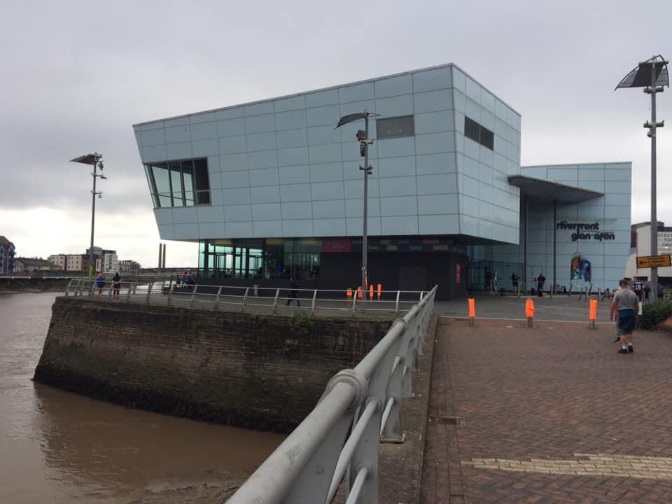 Flying start to the weekend <a href="/Riverfrontpkrun/">Riverfront parkrun</a> Lovely route with lots to see, music &amp; dance from <a href="/RiverfrontArts/">The Riverfront</a> 🎶 Super dancing volunteers &amp; the #newportrocky 🥊