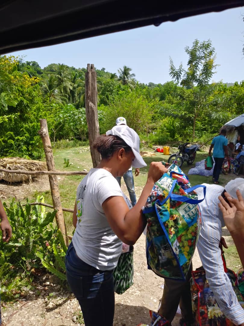 La coordination nationale de <a href="/OrrahHaiti/">ORRAH</a>  en mission dans le #Sud. Distribution de produits produits de première nécessité à Cavaillon et à Chantal.