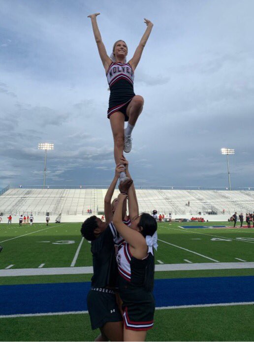 Nothing beats Friday Night Lights🤩 Also shout-out to our seniors last first game😭