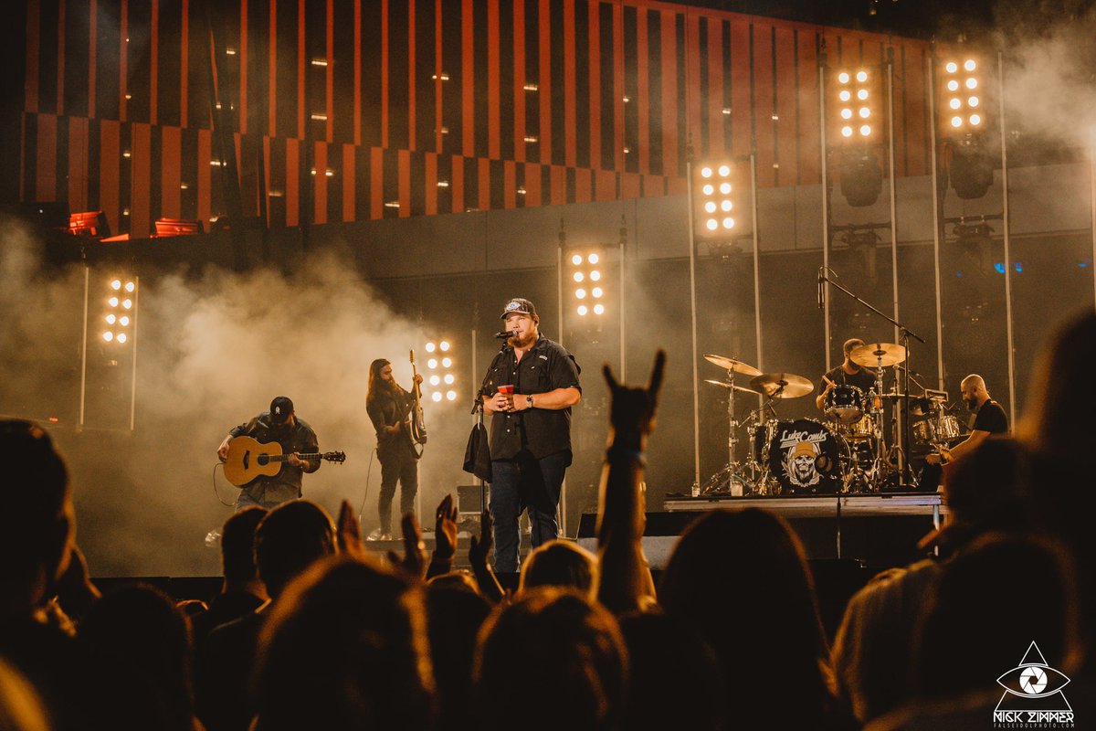 xzimbyx's tweet image. Finally able to share some shots from @CountryMusic Summer Jam.

First up - @lukecombs, shot for CMA.