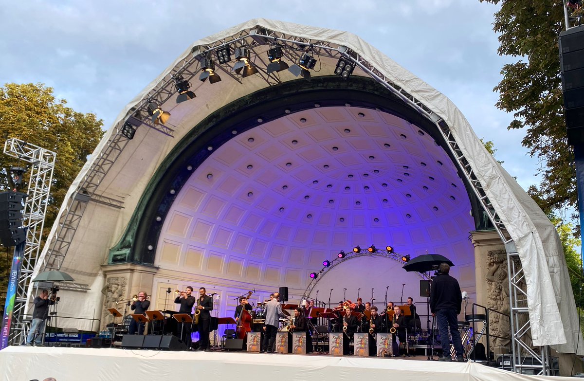 Musik vom Feinsten… Die Hessische Landesregierung und die KfW als Hauptsponsor feiern 75 Jahre #Hessen mit dem Landes Jugend Jazz Orchester und den New York Voices im Kurpark #Wiesbaden beim Rheingau Musik Festival. <a href="/RegHessen/">Staatskanzlei Hessen</a> <a href="/rheingauMusik/">Rheingau Musik</a> <a href="/NYVoices89/">New York Voices</a> @LJJO_Hessen