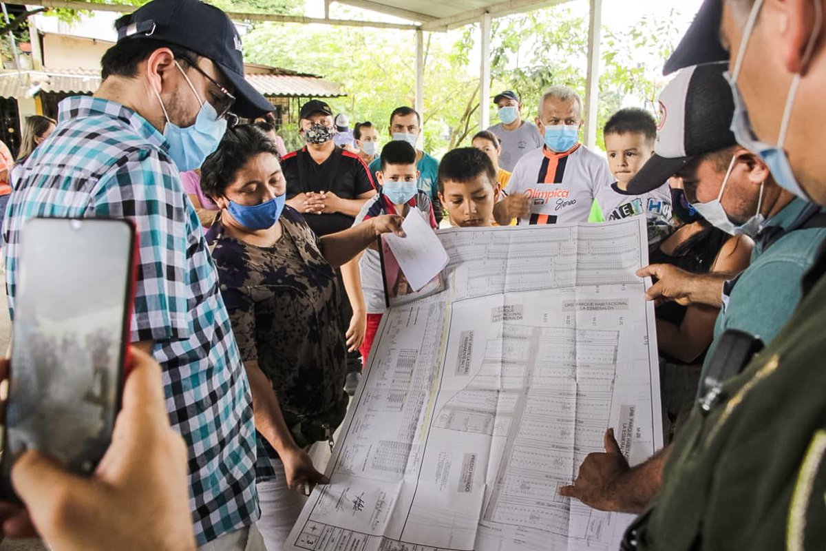 harmanfelipe's tweet photo. ¡La agenda sigue! Van 4 horas de recorridopor 15 barrios, escuchando y conociendo en los territorios las necesidades de los ciudadanos, como parte de nuestra estrategia #Coroncoro 

Infraestructura vial, Sisbén, seguridad, vacunación COVID y mejores espacios para todos

Seguimos! https://t.co/YRxeZ8giad