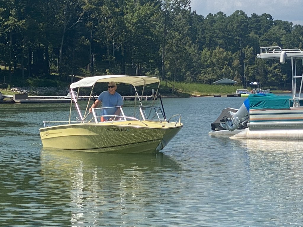 HarrisLue's tweet photo. Ford 302 Powered. Even on the water #BananaBoat #Mercruiser https://t.co/mAwnpNe9eI