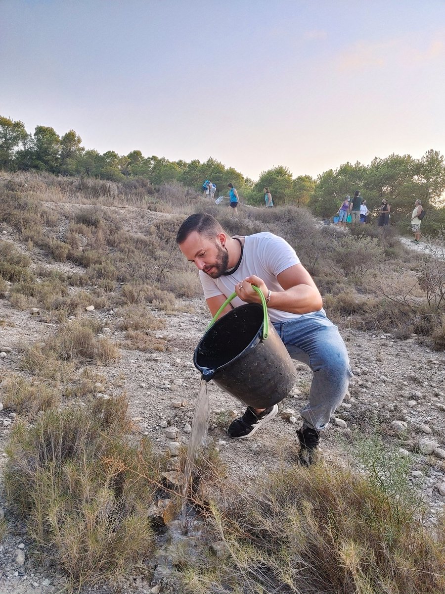 Ra_Mas's tweet photo. Reg d'emergència. 
#MonteOrgegia 

Hui hem acudit un grup de  voluntaris/es a la crida dels veïns/es del #Palamó per a regar i contribuir a la supervivència de la reforestació d'Orgègia🌳 

No ens podem quedar de braços tancats davant la inacció del @alicanteayto

#AlacantVerda https://t.co/5CBRwFCWFE