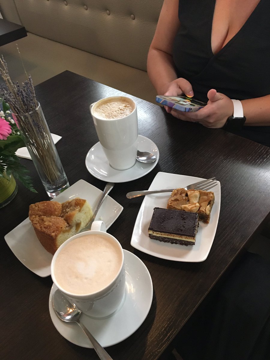 CousinMarkEMark's tweet image. Lunch date with my mom. I got 3 desserts cuz I’m a big boy now. #livingmybestlife #lunch #lunchdate #desserts