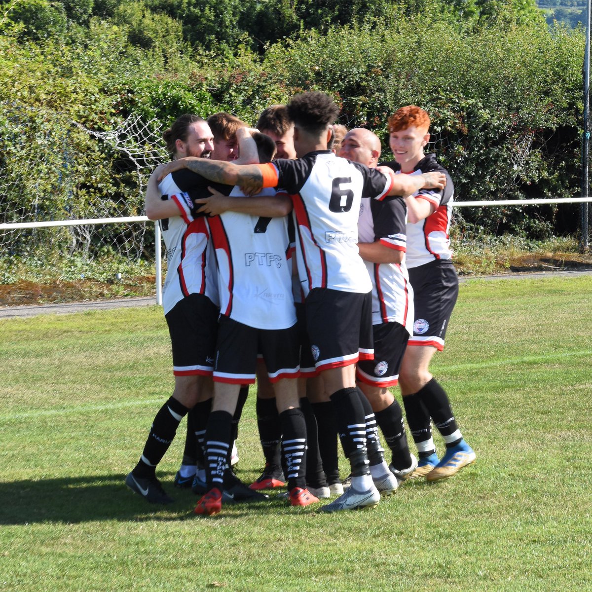 PortisheadTown's tweet image. That winning feeling… 😍⚽️⚪️⚫️ #posset #NonLeague #grassrootsfootball #possetandproud
