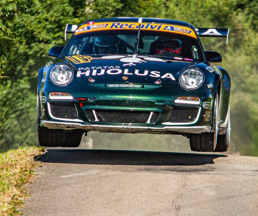 ¡Y los rallies son así!
Tener que cambiar la correa de accesorios en pleno penúltomo tramo nos impide concretar un buen resultado en este Rallye Cristian López, pero estamos muy felices y orgullosos del trabajo realizado en Sarón. 

Foto de David España