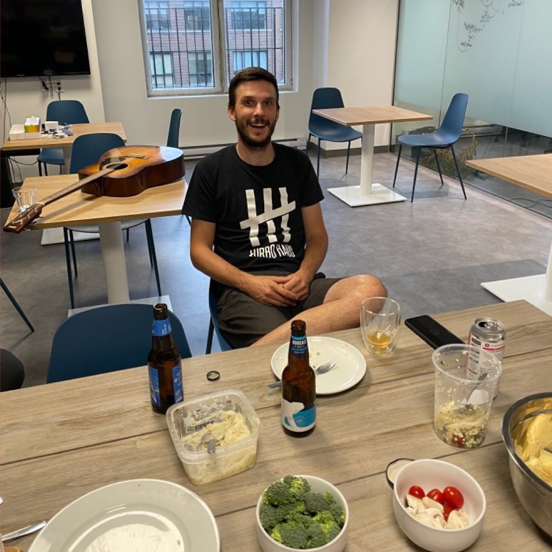 libeocom's tweet image. Se rassembler en bonne compagnie pour un 5 à 7, ça fait du bien! 🍻

Notre équipe de Montréal organise souvent ce type d&apos;activités... parce que nous comprenons qu&apos;il y a plus que le travail dans la vie. 👍

Bonheur = productivité 😀

#LibéoVibe #culture #carrière #Montréal