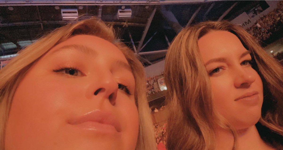Brittt_Phelps's tweet photo. #AlanJackson #JGHArena                   5 o'clock somewhere right???? https://t.co/YXnBTF9JeY