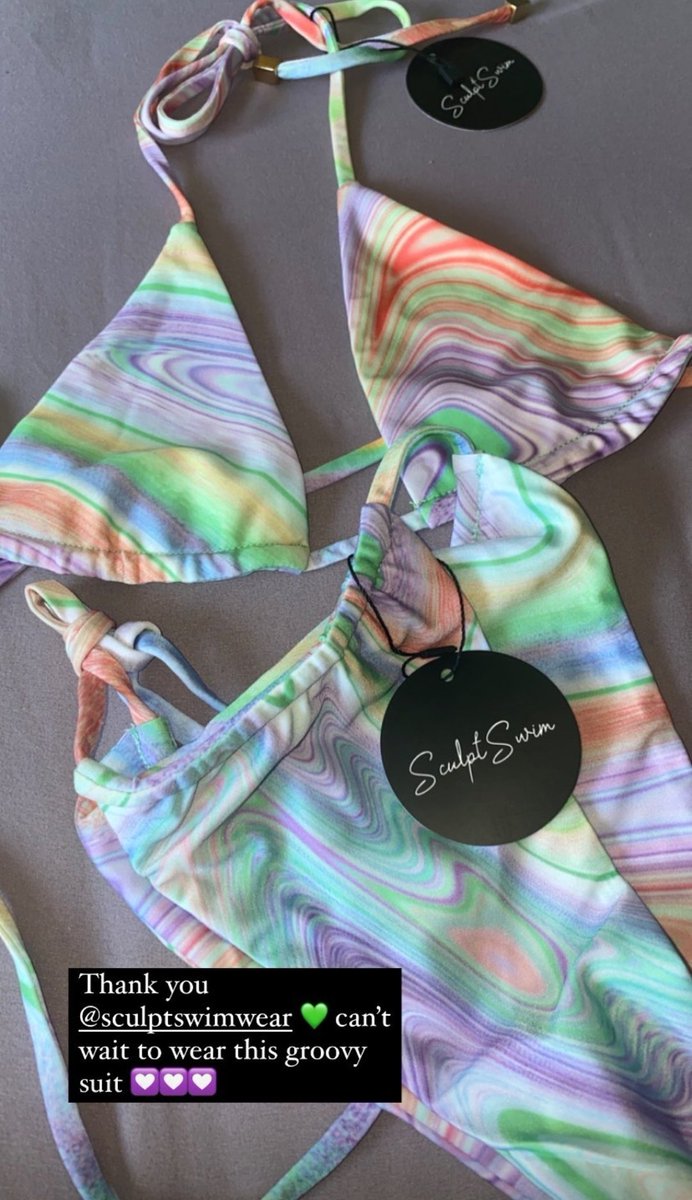 EmilySkinnerBR's tweet photo. Recebidos? Temos!

📲 | Emily via IG Stories.

"Obrigada @/vossworld por me manter hidratada!!!!! 🥰"

"Obrigada @/sculptswimwear 💚 Mal posso esperar para vestir esse traje descolado 💟💟💟" https://t.co/gt9IOjHwCM