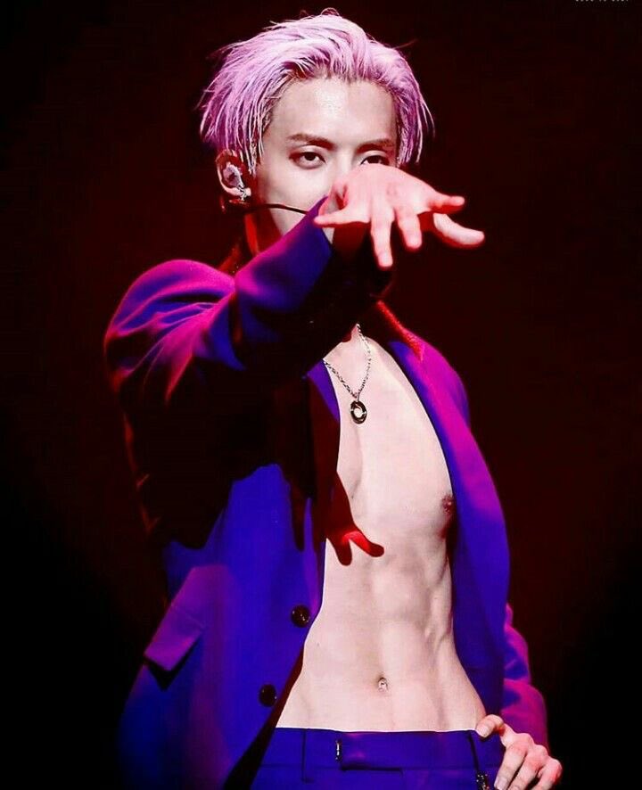 hotaxhyuk's tweet image. which one is better to choose?
           old             vs              now