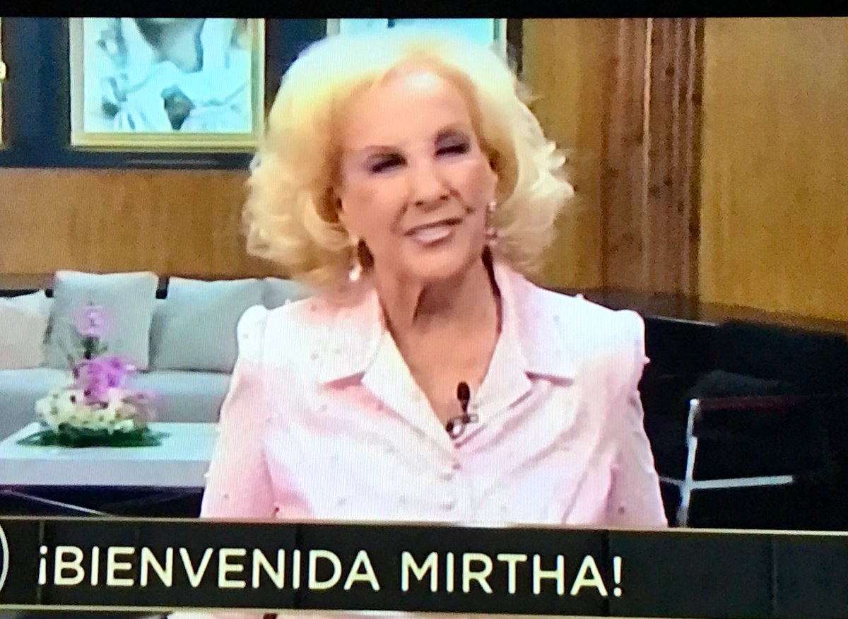 LuGurchenco's tweet photo. Mirtha trabajando a los 94 después de sobrevivir a una pandemia / Yo después de bajarle a abrir al delivery. https://t.co/RvM0VtE3lN