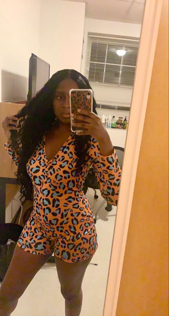 _deejadeee's tweet photo. Never got to take pics with this on. 🥺@TxpsyBoutique + @glossyfinney’s lip liner and clear gloss hack. https://t.co/J45PvBQaq5