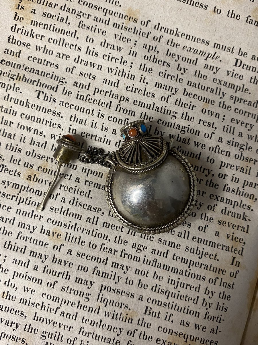 Poisonpath's tweet photo. Cute little snuff bottle I found on eBay
#poisonhistory #toxicology #poisonlore #poisonmagic #poisonjewelry #veneficium https://t.co/zj4popoLYb