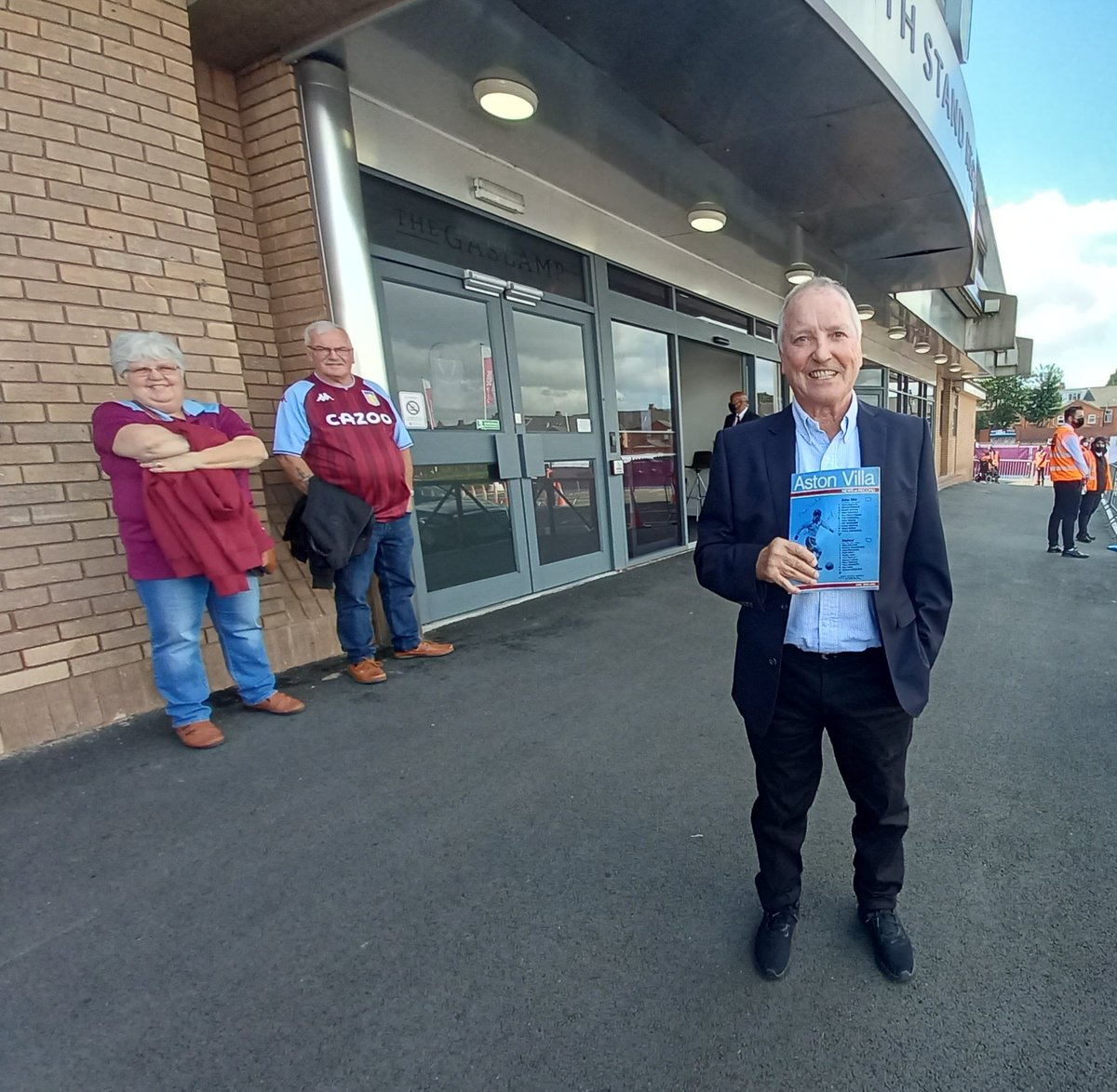 AndrewUllah's tweet photo. Was a pleasure meeting the great Dave Rudge & top man @rudgy6 before today's game. I just happened to have on me a Villa News & Record from 1969 with Dave on the cover which he kindly signed for me #DaveRudge #villapark #AstonVilla #avfc #astonvillafc #astonvillafootballclub https://t.co/sXIxnjUzhk