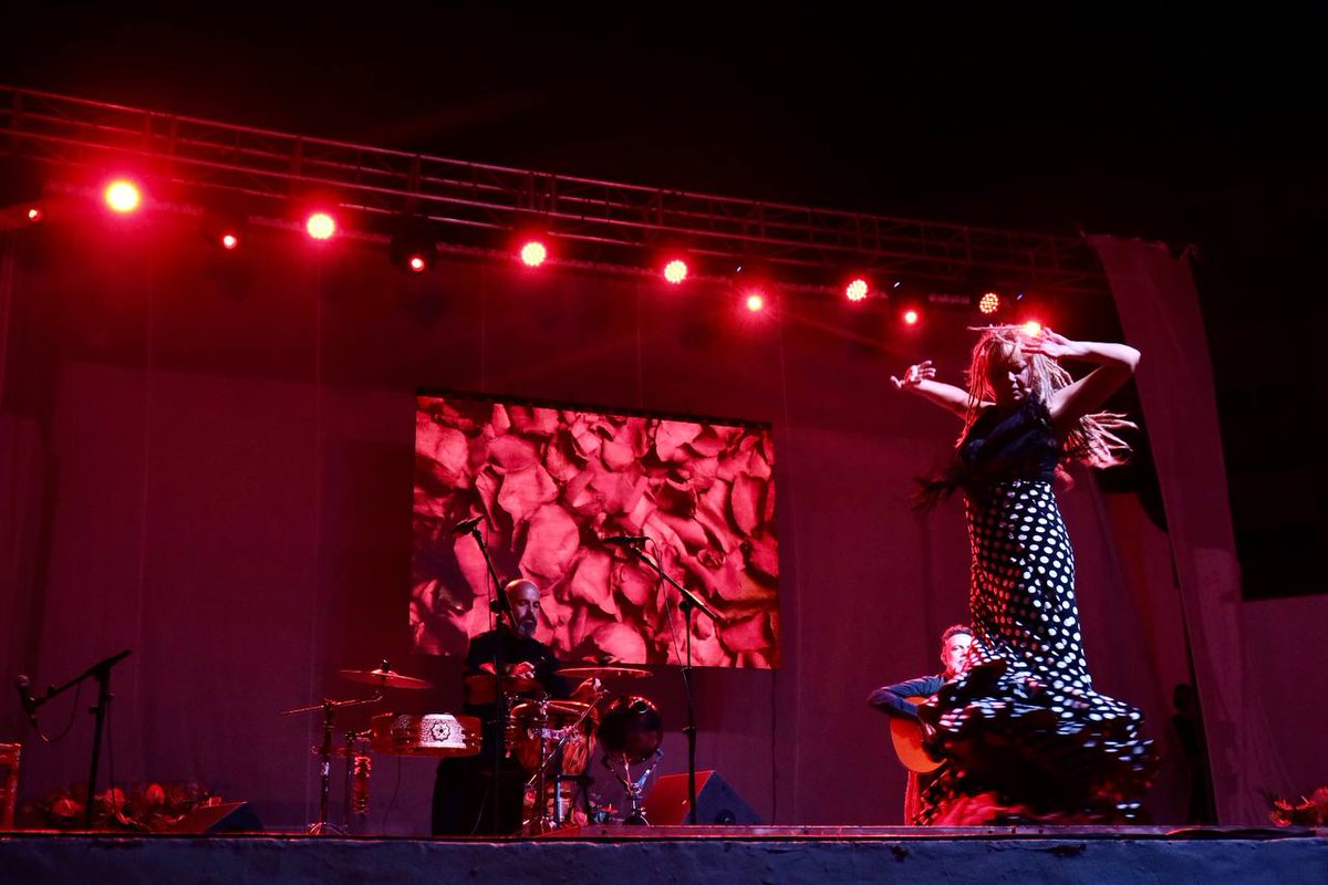 🎼 Ayer viernes se celebraron las últimas actividades de la Bienal de Flamenco de Cádiz en Sanlúcar.

📕 Por la mañana se presentó el libro "Casi todos mis letras para el Cante", de José Luis Rodríguez Ojeda.

💃 Y por la noche, concierto de <a href="/NaikePonce/">Naike Ponce</a> en el Teatro Municipal.