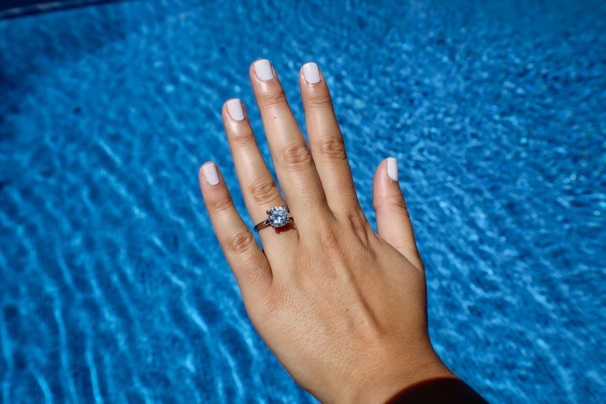Ritani's tweet photo. ✨Summer Sparkle✨
#RitaniRings #engagementring #diamonds #diamondring #dreamring #engagement #ringinspo #ringsofinstagram #ringgoals #jewelersofinstagram #jewelry #summerengagement #roundcutdiamond #diamondsofinstagram https://t.co/0ljegL62mo