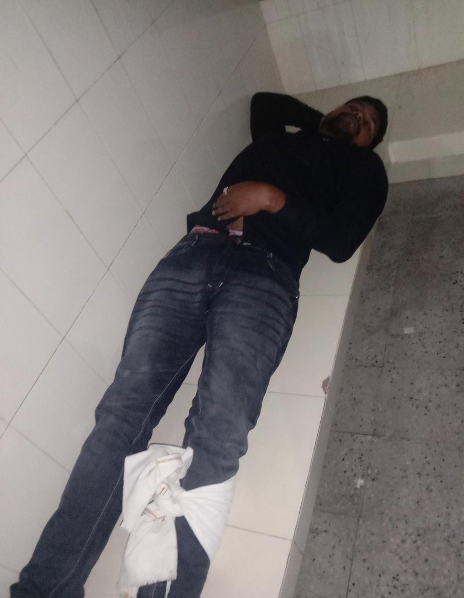 amethipolice's tweet image. #amethipolice शिवरतनगंज पुलिस व एसओजी टीम द्वारा चौकी क्षेत्र इन्हौंना में पुलिस मुठभेड़ में एक शातिर बदमाश को लूट के रुपयों के साथ गिरफ्तार कर लिया गया। मुठभेड़ के दौरान चौकी प्रभारी इन्हौना व अभियुक्त को गोली लगी। #CrackDownAmethipolice   1/2