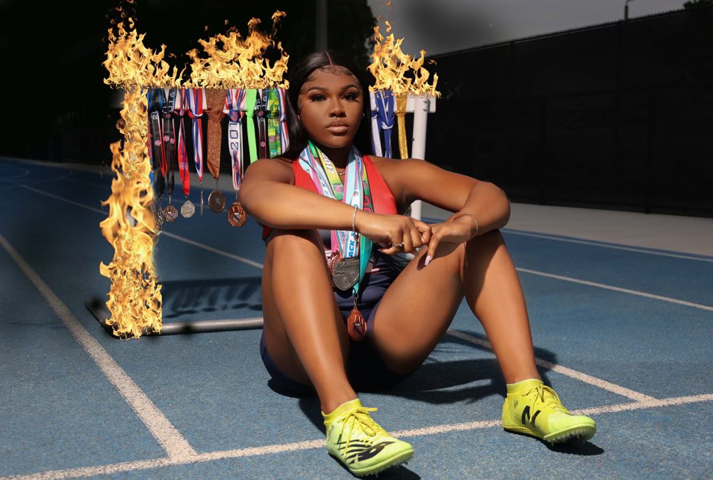 TrackgirlT's tweet photo. New school new beginnings 💙❤️🎉 https://t.co/BatTxJQsTv