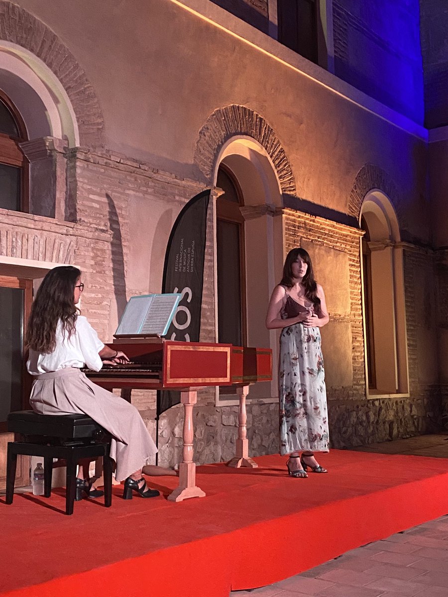 Extraordinarios <a href="/MavraDuo/">Mavra Dúo</a> y <a href="/AnacroniaEns/">Anacronía</a> en #EcosFestival con <a href="/JorgeLosana/">Jorge Losana</a> al frente. Todos ellos son un verdadero #OrgulloUMU.
Gracias por ese pedazo de concierto con #Mula como escenario 👏🏻👏🏻👏🏻.