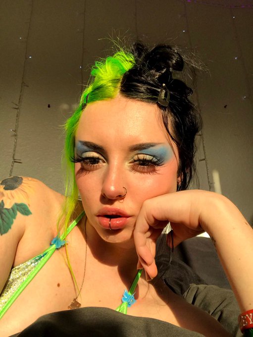 Throw back selfie 💚 https://t.co/X05eMUY04w