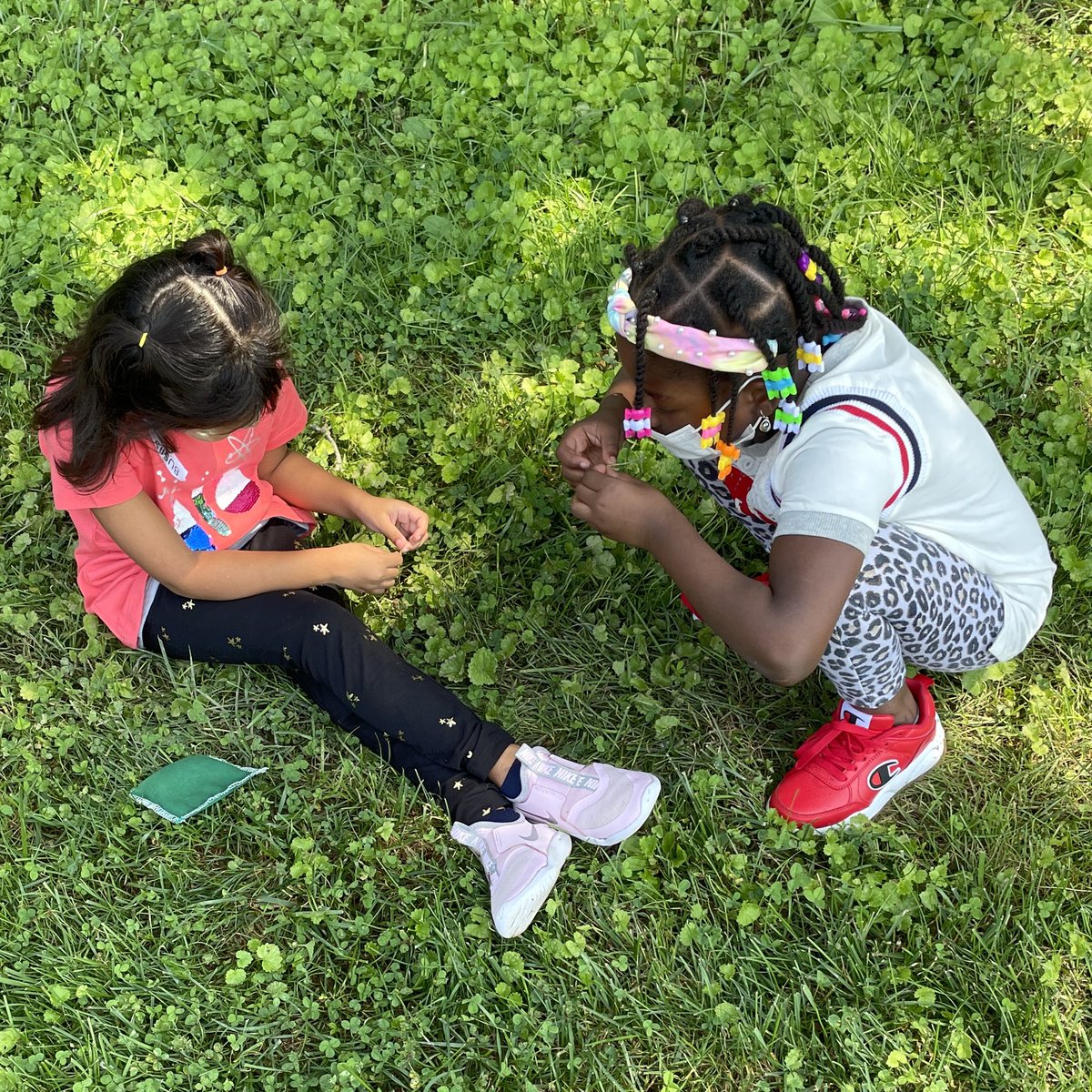 UrbatchK's tweet photo. Our Recess Routine: Playground-Blacktop-Field 

On this day we learned about our field boundaries, found shady and sunny spots to have fun and had a ball inventing new games with play equipment.  
#kindergarten #woodlawnstrong #fcpsreturningstrong @woodlawnes_fcps @FCPS_Kinder https://t.co/DbpLR4tdHS